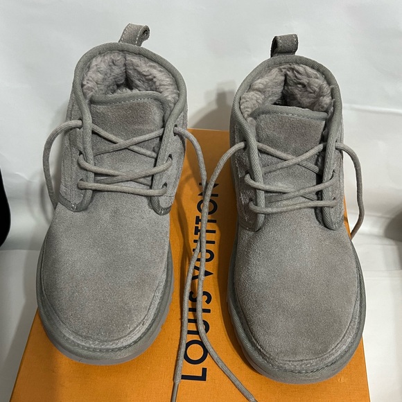 UGG - Picture 2 of 8